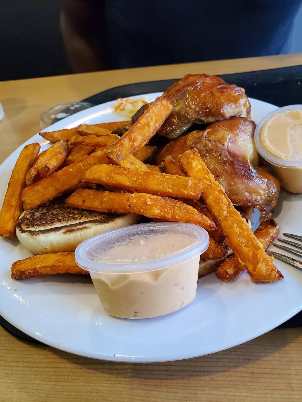 St-Hubert Express | restaurant | 1300 Boulevard Marcel-Laurin, Ville St-Laurent, QC H4R 1J9, Canada | 5143855555 OR +1 514-385-5555