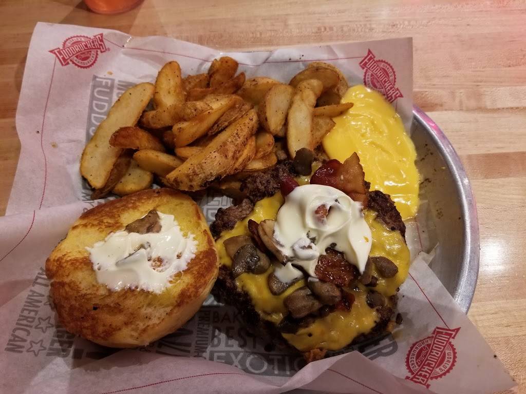 Fuddruckers | restaurant | 300 Town Center Rd, Matteson, IL 60443, USA | 7087477763 OR +1 708-747-7763