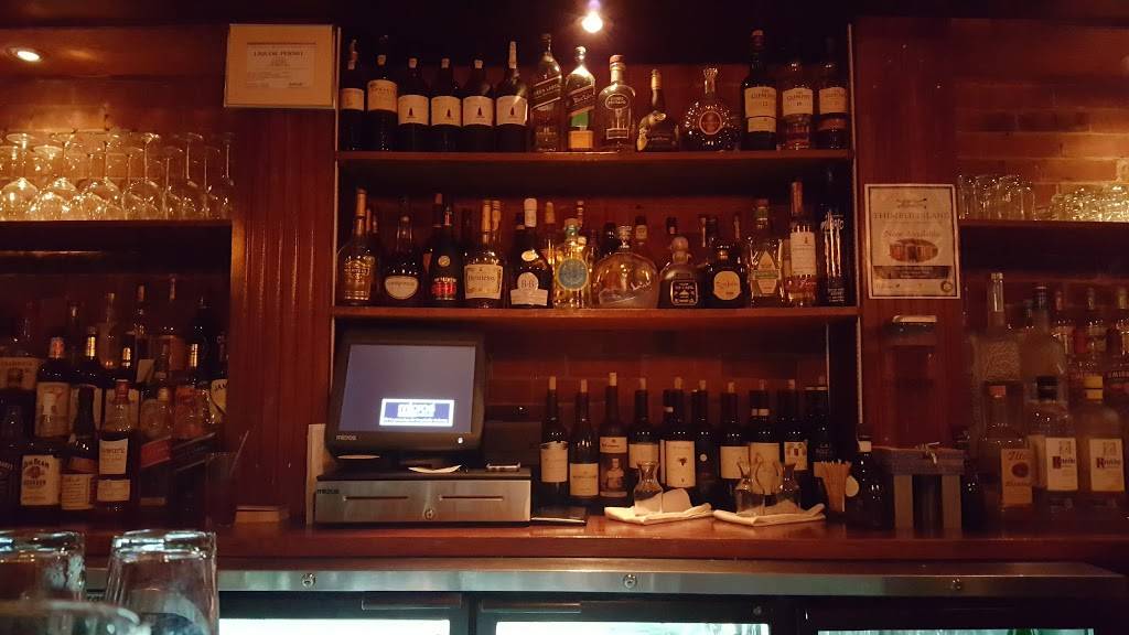 Quattros Italian Restaurant | restaurant | 14 Water St, Guilford, CT 06437, USA | 2034536575 OR +1 203-453-6575