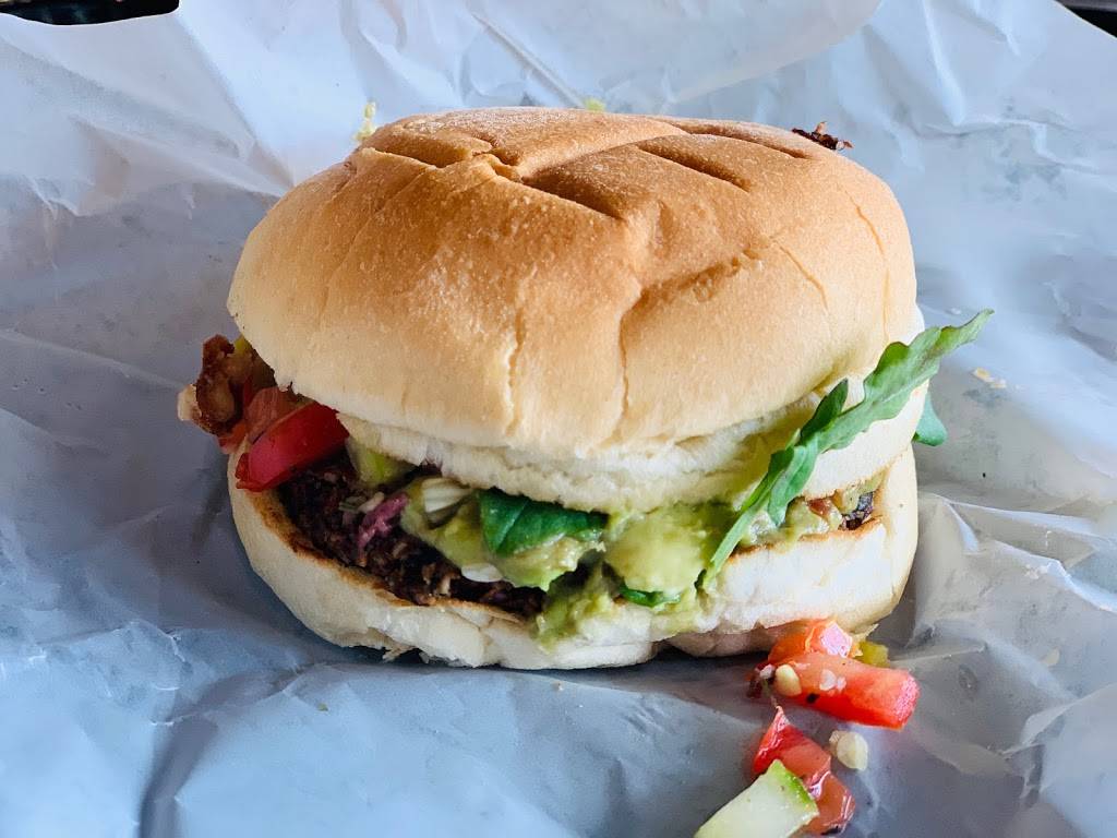 Dirt Burger | restaurant | 407 E 5th St, Des Moines, IA 50309, USA | 5158503890 OR +1 515-850-3890