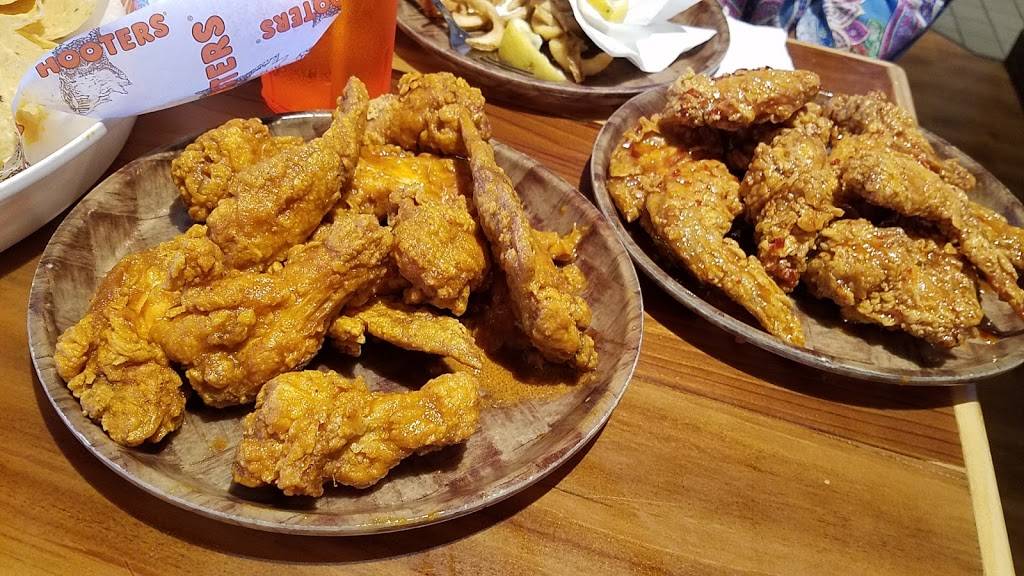 Hooters | meal takeaway | 1303 Butterfield Rd, Downers Grove, IL 60515, USA | 6309604008 OR +1 630-960-4008