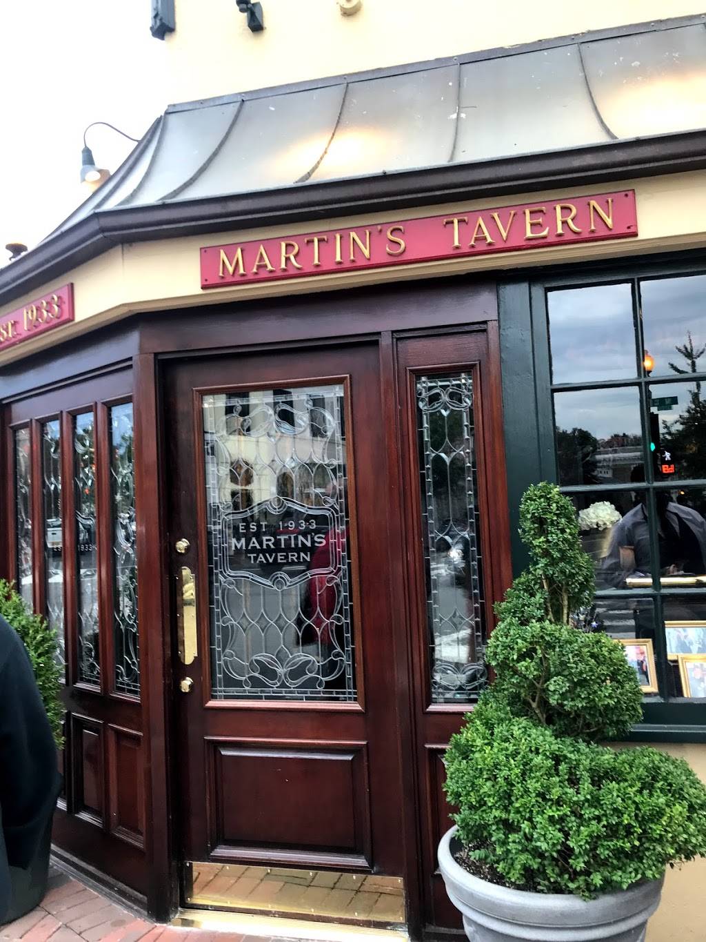 Martins Tavern, Est 1933 | restaurant | 1264 Wisconsin Ave NW, Washington, DC 20007, USA | 2023337370 OR +1 202-333-7370