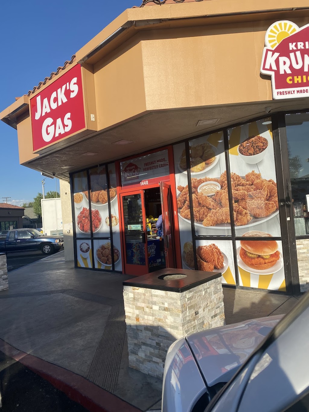 Jacks gas number 3 | restaurant | 1440 N Dinuba Blvd, Visalia, CA 93291, USA | 5596252463 OR +1 559-625-2463