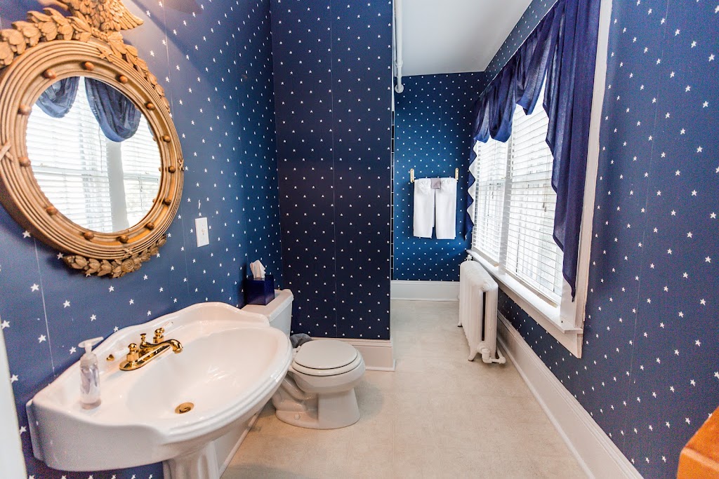 The Henderson | restaurant | 201 3rd Ave W, Hendersonville, NC 28739, USA | 8286962001 OR +1 828-696-2001