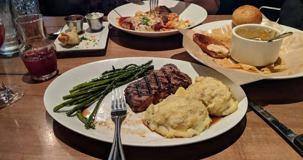 Houlihans | restaurant | Breton Village, 1968 Breton Rd SE, Grand Rapids, MI 49506, USA | 6169571683 OR +1 616-957-1683