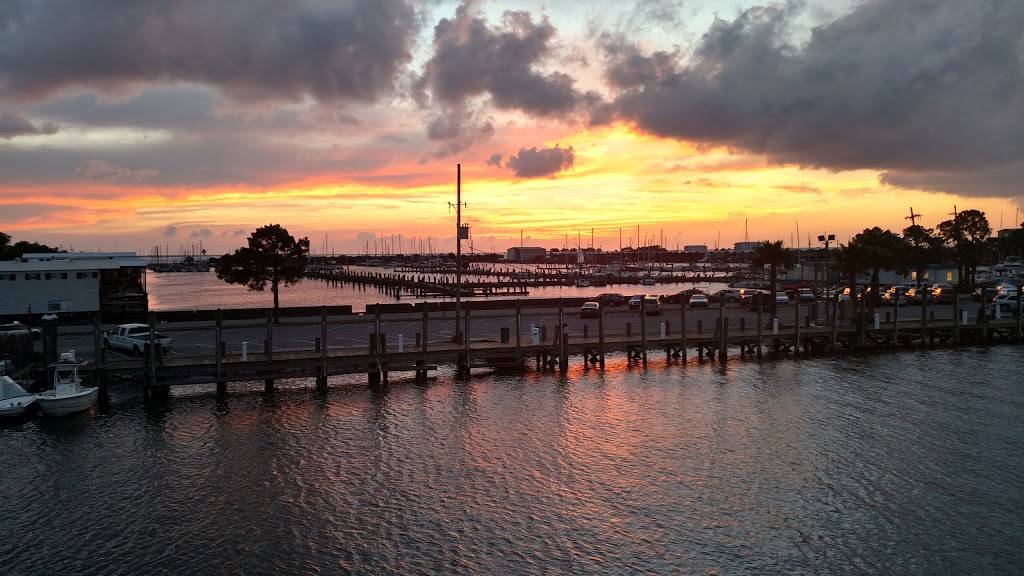 The Blue Crab Restaurant and Oyster Bar | restaurant | 7900 Lakeshore Dr, New Orleans, LA 70124, USA | 5042842898 OR +1 504-284-2898