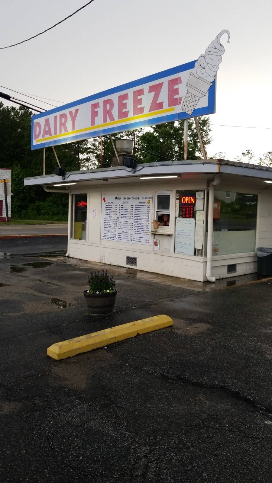 Dairy Freeze | restaurant | 21112 Boydton Plank Rd, McKenney, VA 23872, USA | 8044784012 OR +1 804-478-4012