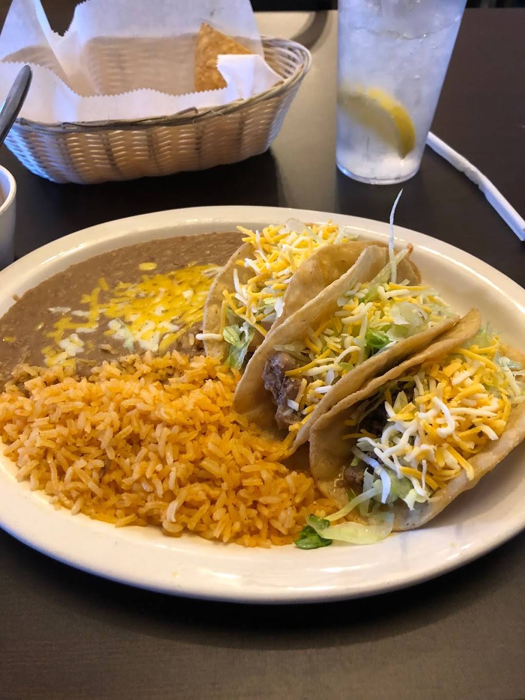 Velascos Mexican Restaurant | restaurant | 641 Academy Ave, Sanger, CA 93657, USA | 5598762666 OR +1 559-876-2666