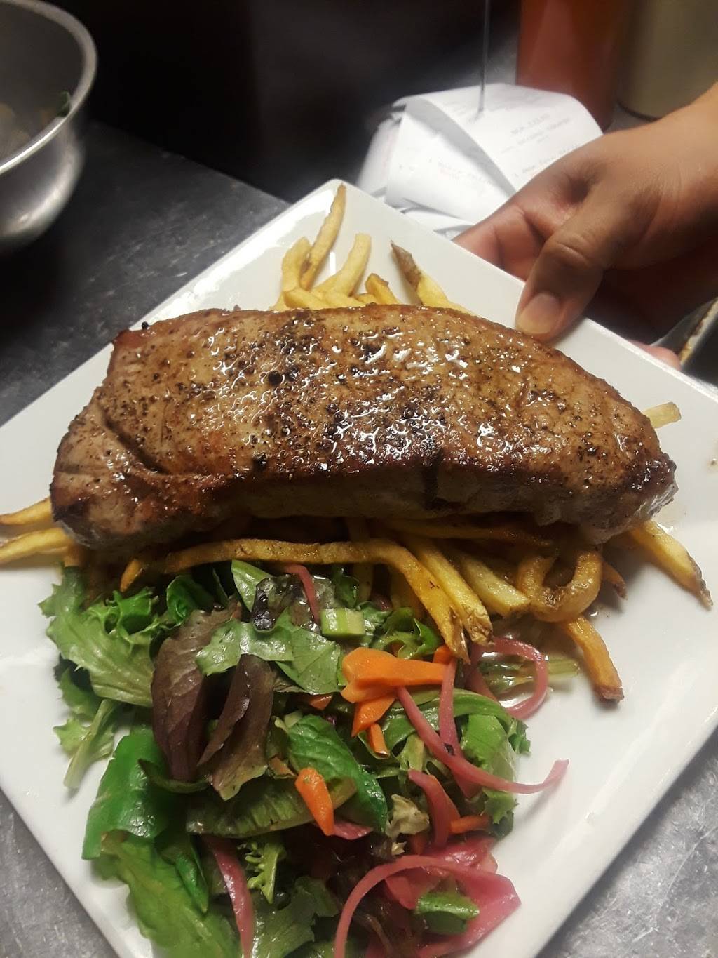 Commonwealth Tavern | restaurant | 2000 W Roscoe St, Chicago, IL 60618, USA | 7736977965 OR +1 773-697-7965