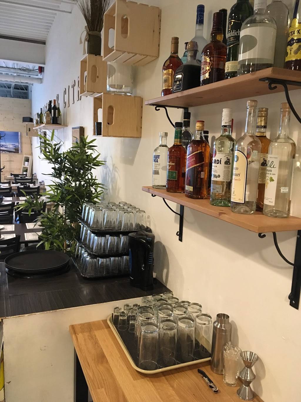 Olive & Citron | restaurant | 5508 Av de Monkland, Montréal, QC H4A 1C7, Canada | 5145487404 OR +1 514-548-7404