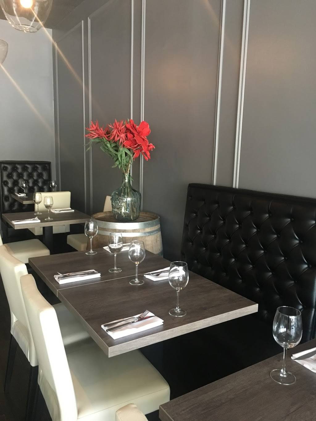 Table 21 Kitchen & Wine Bar | restaurant | 2956 Bloor St W, Etobicoke, ON M8X 1B7, Canada | 4162362867 OR +1 416-236-2867