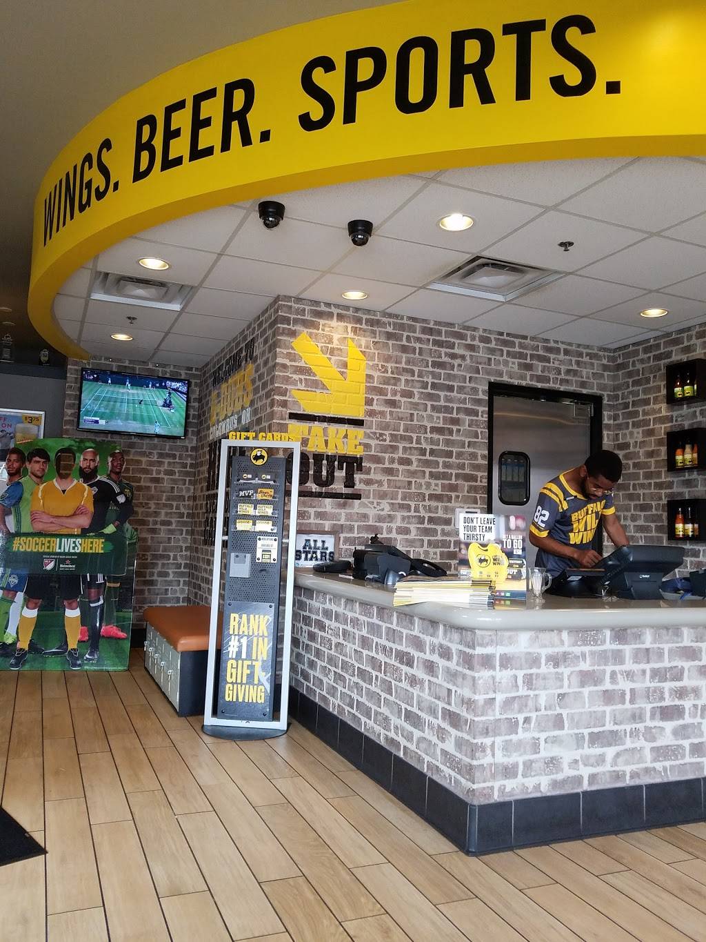 Buffalo Wild Wings | meal takeaway | 2151 N High St, Columbus, OH 43201, USA | 6142912362 OR +1 614-291-2362