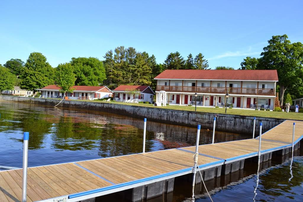 Buzzs Lakeside Inn | restaurant | 5700 N Scenic Dr, Whitehall, MI 49461, USA | 2318938315 OR +1 231-893-8315