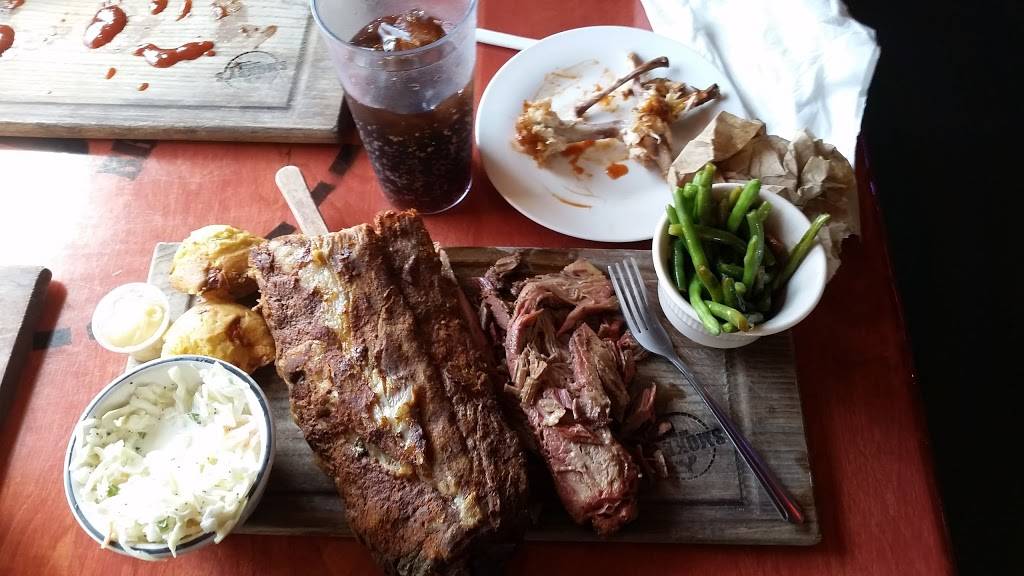 Smokeys BBQ Roadhouse | restaurant | 2092 Woodville Rd, Oregon, OH 43616, USA | 4197252888 OR +1 419-725-2888