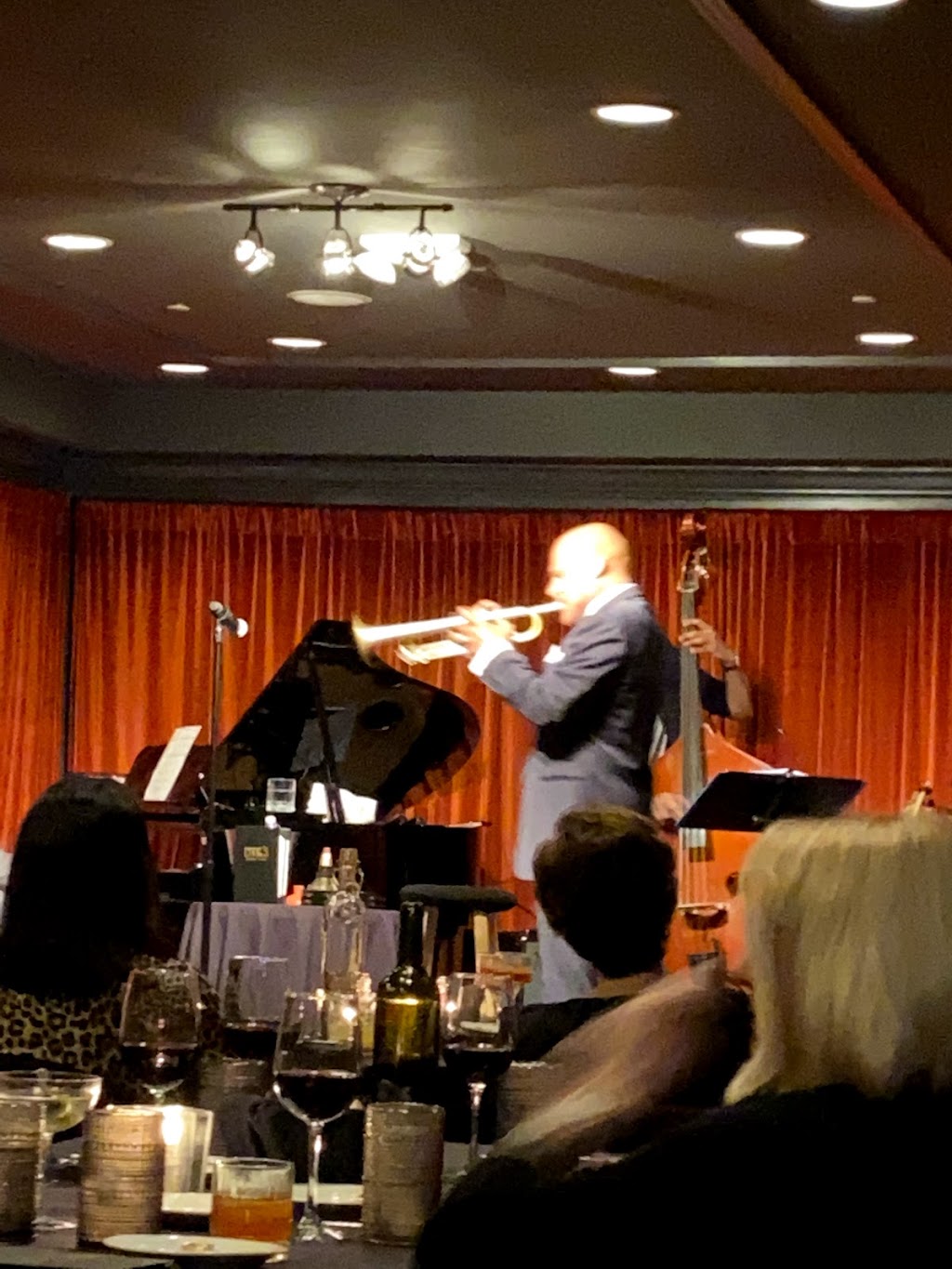 Lonnie’s Reno Club | restaurant | 1111 Grand Blvd, Kansas City, MO 64106, USA | 8163267897 OR +1 816-326-7897