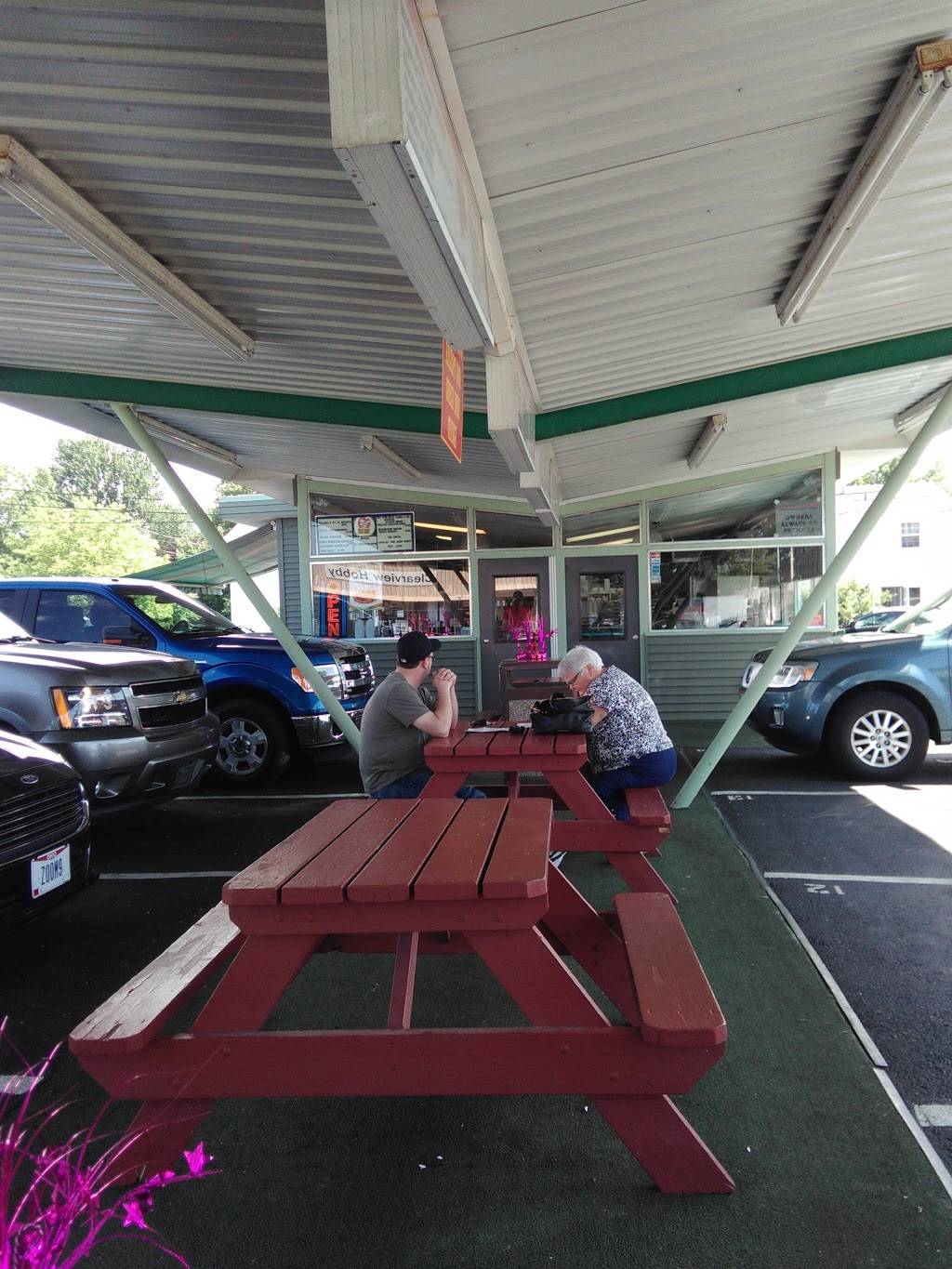 Dog n Suds | restaurant | 2050 N Ridge Rd, Elyria, OH 44035, USA | 4403243636 OR +1 440-324-3636