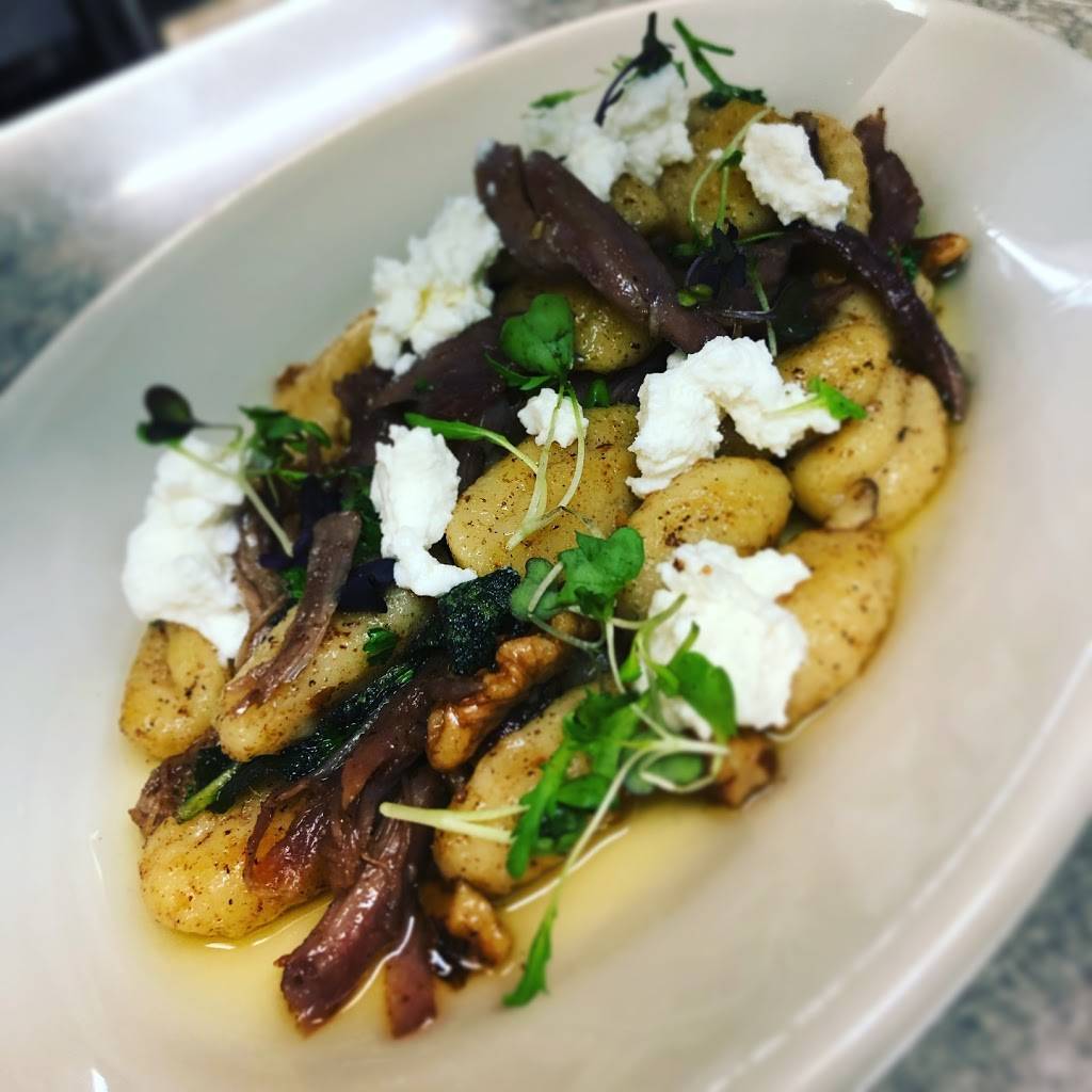 Sheas Riverside Restaurant & Bar | restaurant | 122 Main St, Essex, MA 01929, USA | 9787686931 OR +1 978-768-6931