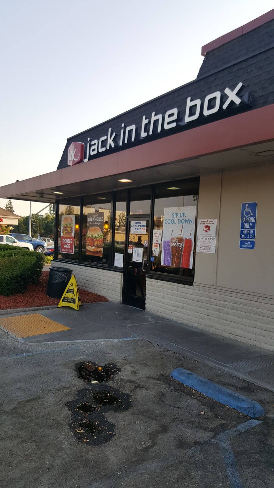 Jack in the Box | restaurant | 595 W Olive Ave, Merced, CA 95348, USA | 2097232443 OR +1 209-723-2443