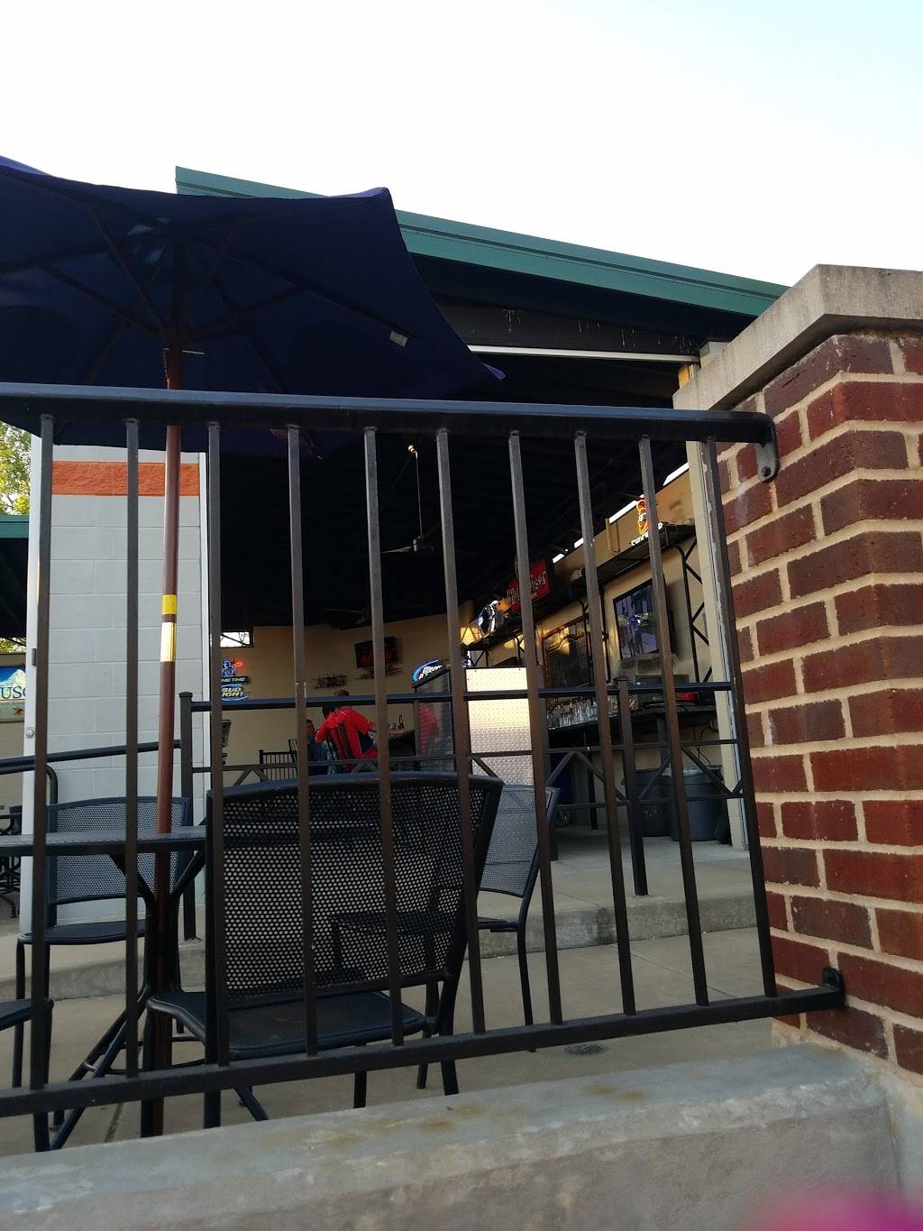 Cutters | restaurant | 239 Carlyle Ave, Belleville, IL 62221, USA | 6182357642 OR +1 618-235-7642