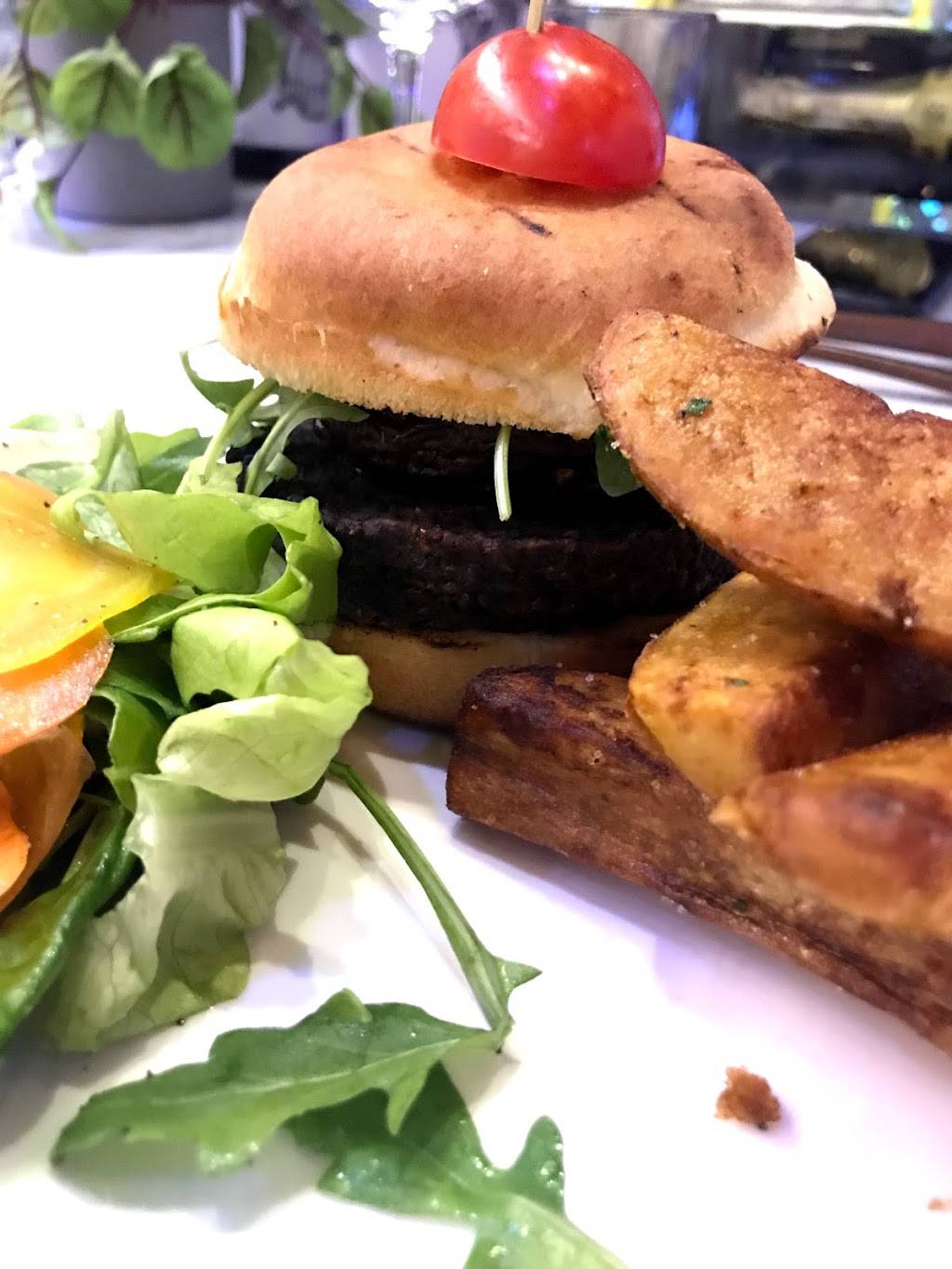 Madame Chose | restaurant | 5401 Boulevard des Galeries, Québec, QC G2K 1N4, Canada | 5818140880 OR +1 581-814-0880