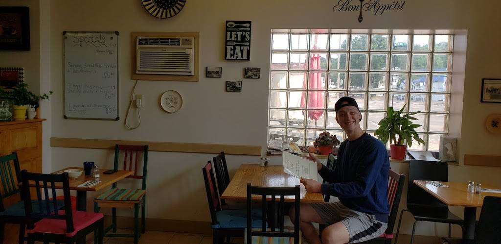 Bonnies Cafe | restaurant | 106 W Oak St, Glenwood City, WI 54013, USA | 7152654145 OR +1 715-265-4145