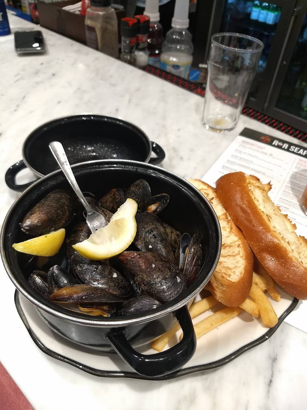 R&R Seafood Bar | restaurant | 7060 Friendship Rd, Baltimore, MD 21240, USA | 4438833752 OR +1 443-883-3752