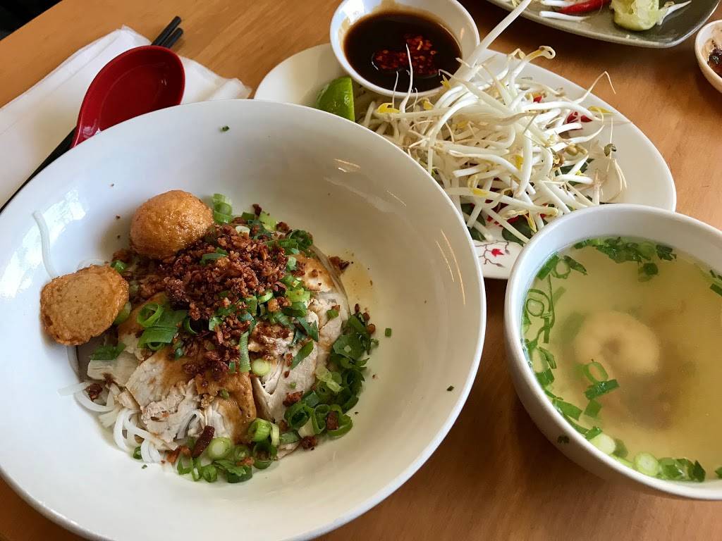 Restaurant Phnom Penh | restaurant | 7153 Chemin de la Côte-des-Neiges, Montréal, QC H3R 2M2, Canada | 5147398214 OR +1 514-739-8214