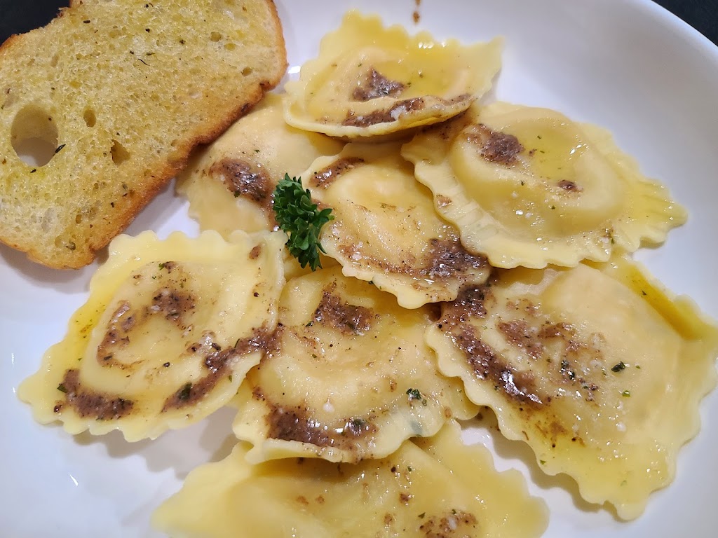 Awnie’s Italian Cuisine | restaurant | 44 N Main St, Martinsville, IN 46151, USA | 7653438020 OR +1 765-343-8020