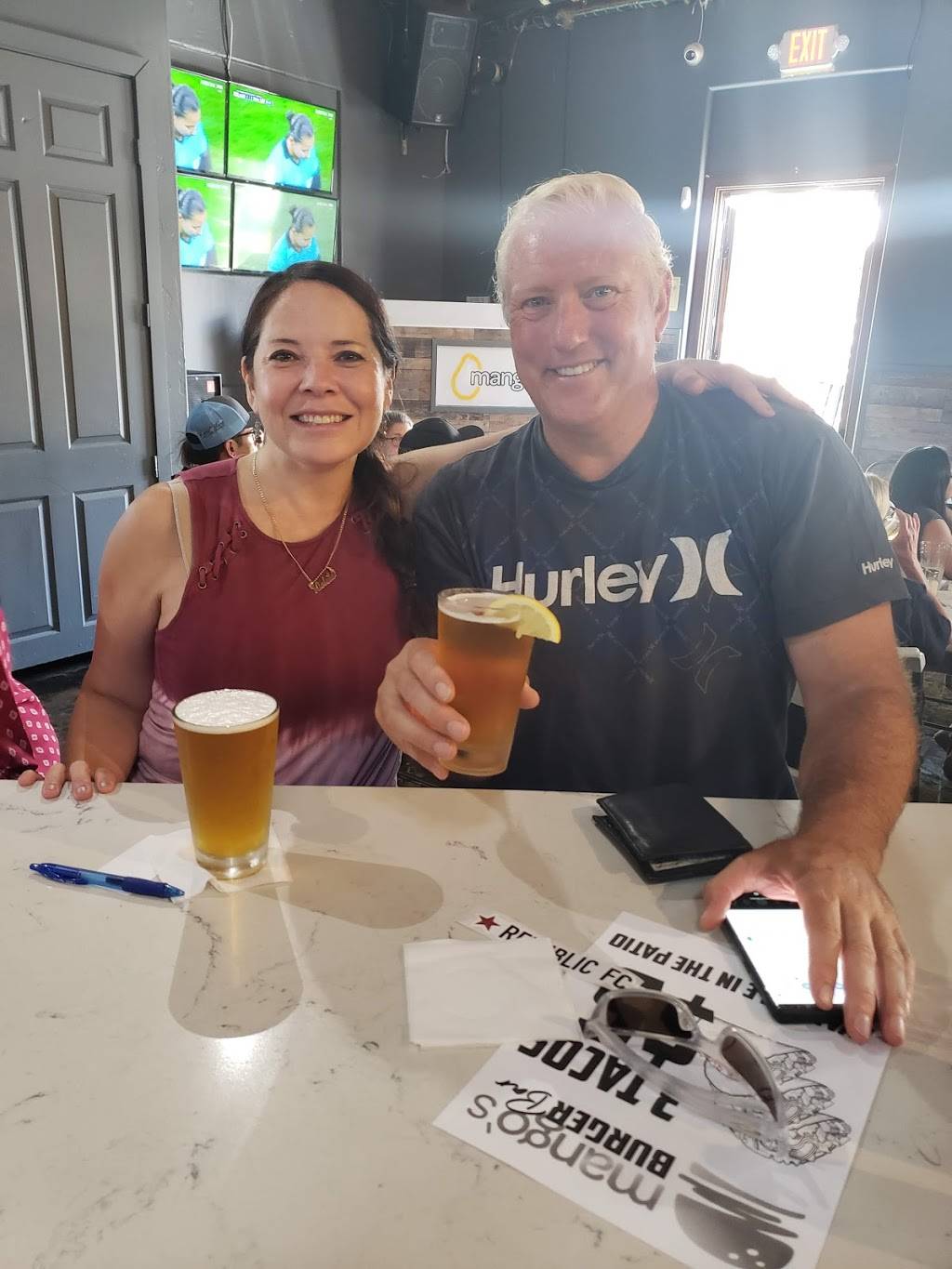 Mangos Burger Bar | restaurant | 1930 K St, Sacramento, CA 95811, USA | 9164922922 OR +1 916-492-2922