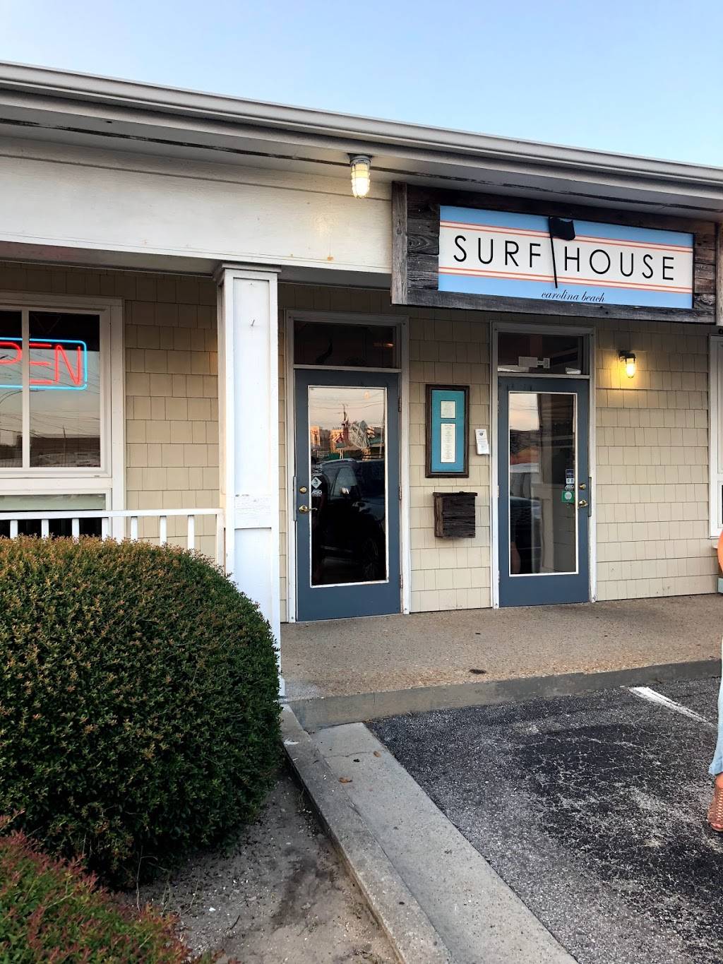 Surf House Oyster Bar & Surf Camp | restaurant | 604 N Lake Park Blvd, Carolina Beach, NC 28428, USA | 9107070422 OR +1 910-707-0422