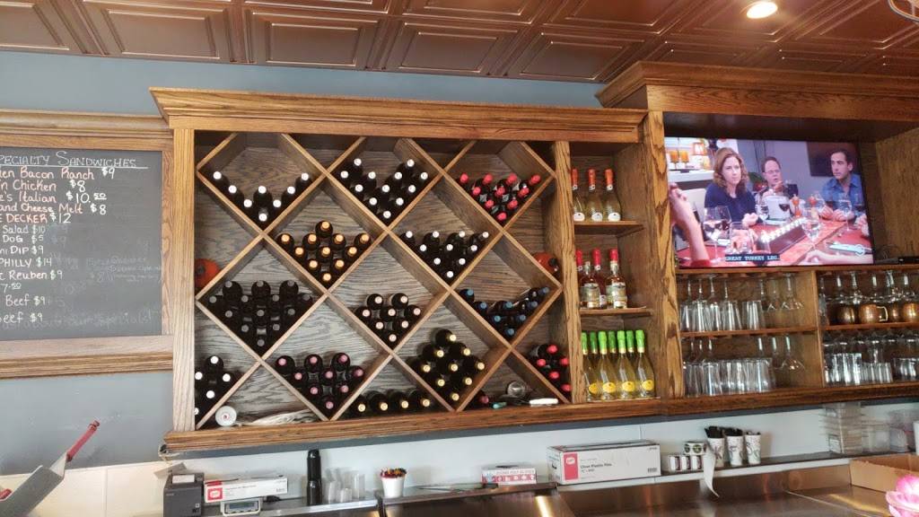 Lucky Bernies | restaurant | 11605 Catalpa Ln, Woodstock, IL 60098, USA | 8155277251 OR +1 815-527-7251