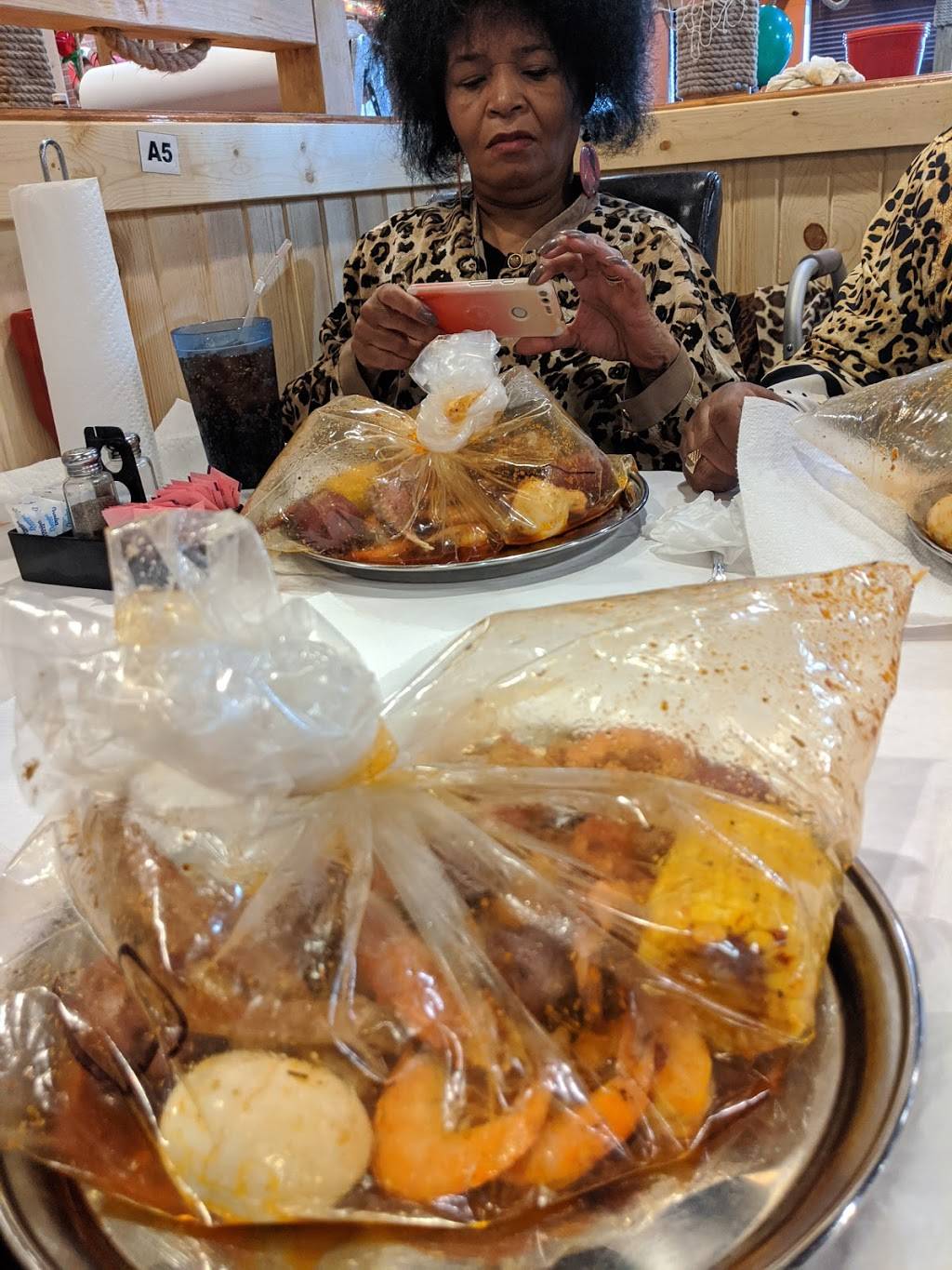 Crazy Crab | restaurant | 25271 Telegraph Rd, Southfield, MI 48033, USA | 2483277400 OR +1 248-327-7400