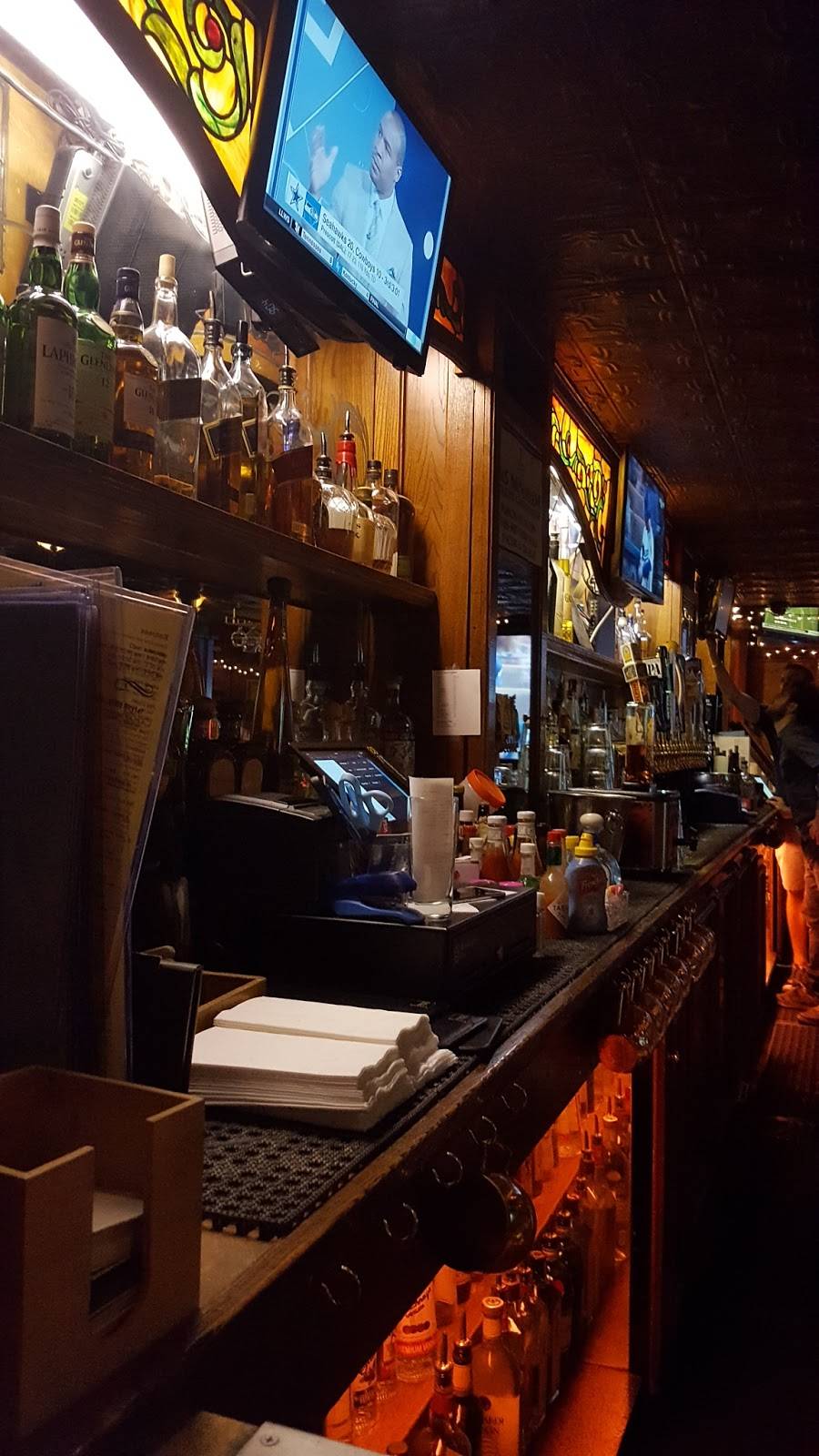 Pineapple Hill Saloon & Grill | restaurant | 4454 Van Nuys Blvd N, Sherman Oaks, CA 91403, USA | 8187890679 OR +1 818-789-0679