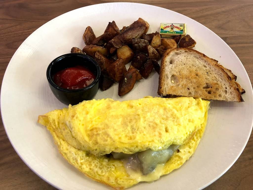 Lucca Restaurant & Bar | restaurant | Logan Airport Terminal B, Boston, MA 02128, USA | 8572562143 OR +1 857-256-2143