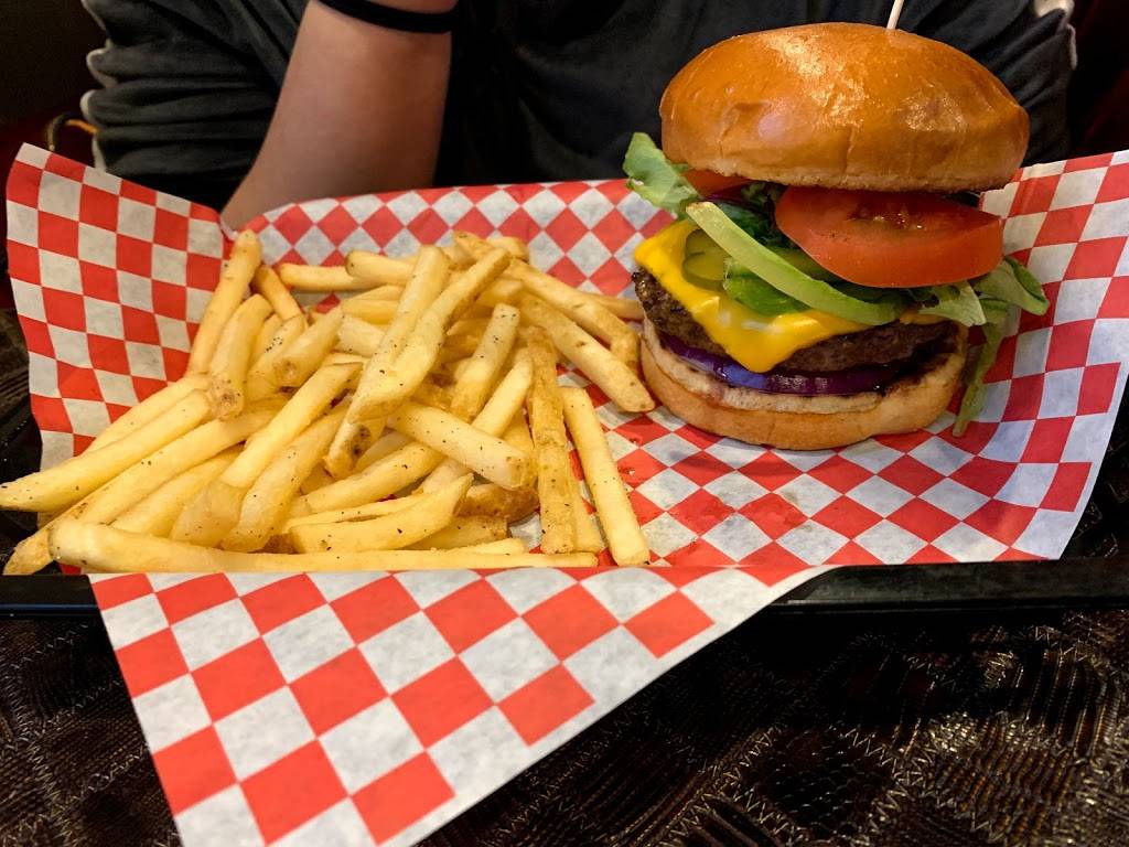 Heroes Pub & Grub | restaurant | 5940 W Union Hills Dr, Glendale, AZ 85308, USA | 6025883000 OR +1 602-588-3000