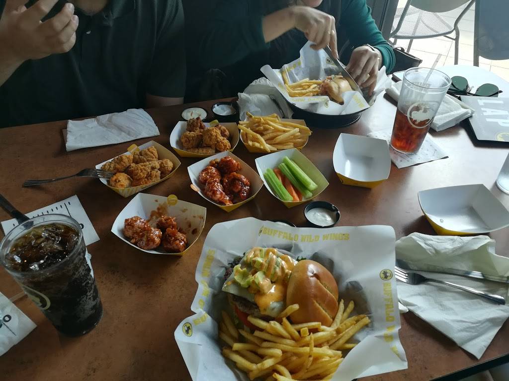 Buffalo Wild Wings | meal takeaway | 18721 Biscayne Blvd, Aventura, FL 33180, USA | 3056929995 OR +1 305-692-9995