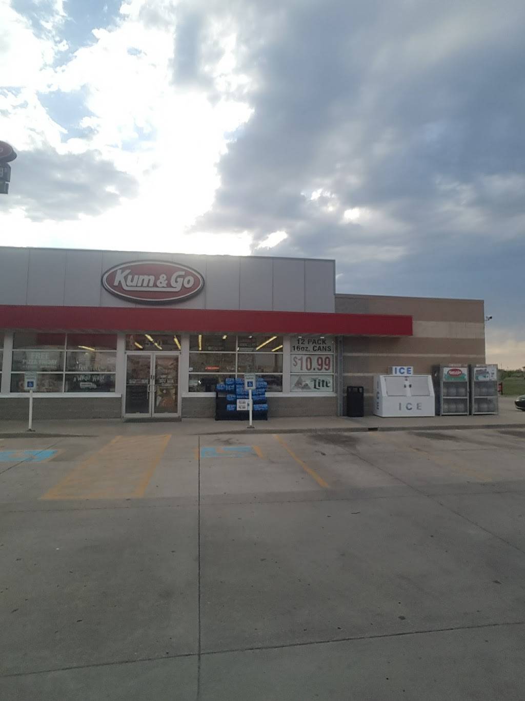 Kum & Go | meal takeaway | 510 S Elm St, Jenks, OK 74037, USA | 9182993653 OR +1 918-299-3653