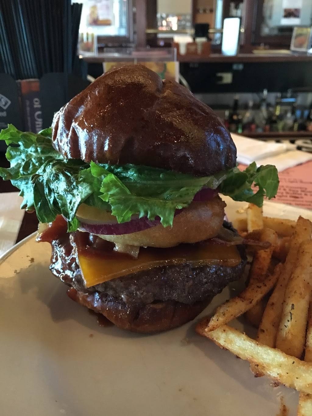 Mavis Winkles Irish Pub | restaurant | 8870 Darrow Rd F107, Twinsburg, OH 44087, USA | 3304053663 OR +1 330-405-3663