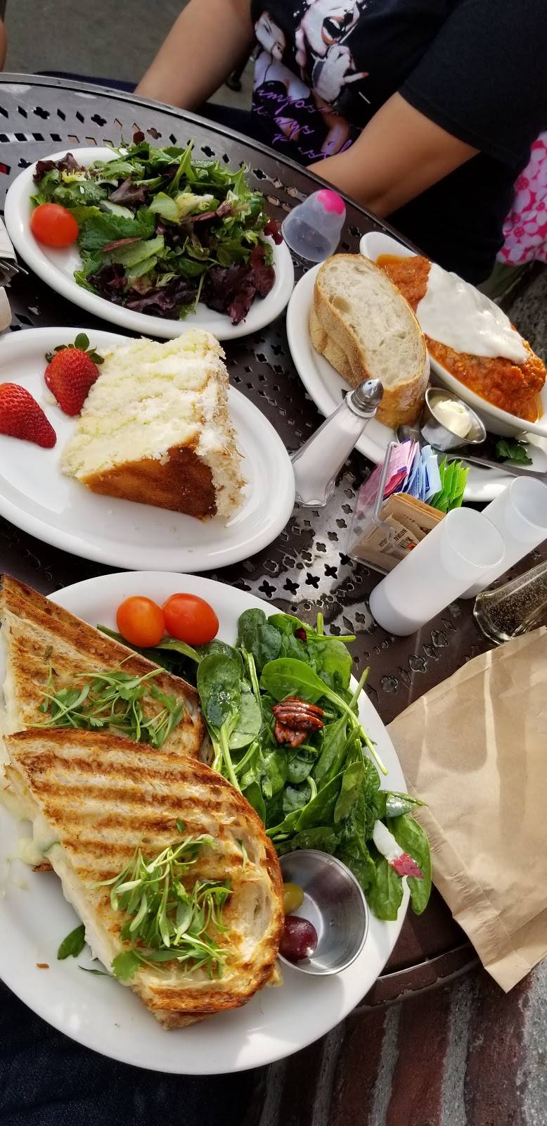 Urth Caffé | cafe | 451 S Hewitt St, Los Angeles, CA 90013, USA | 2137974534 OR +1 213-797-4534