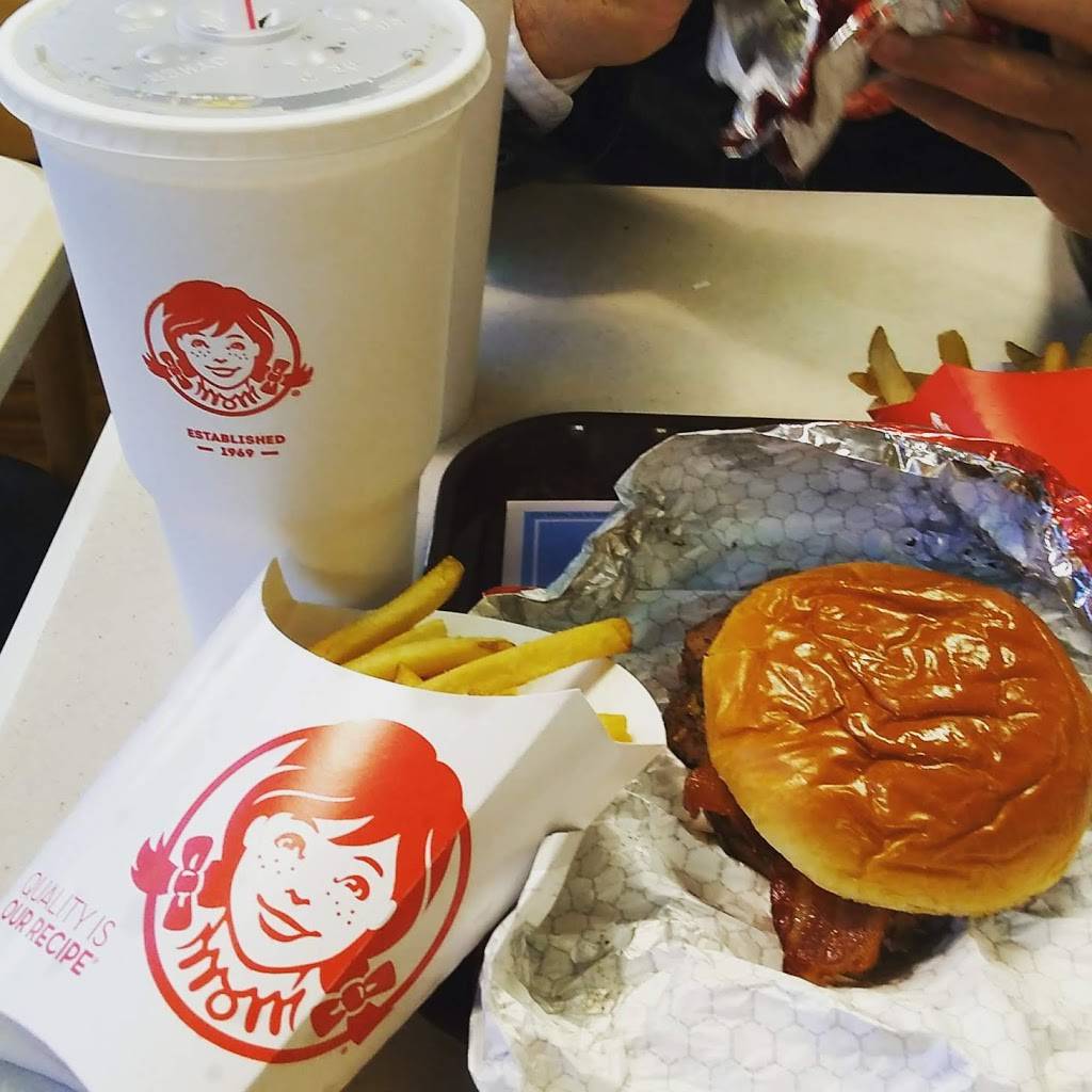 Wendys | restaurant | 1407 Bienville Blvd, Ocean Springs, MS 39564, USA | 2288723942 OR +1 228-872-3942
