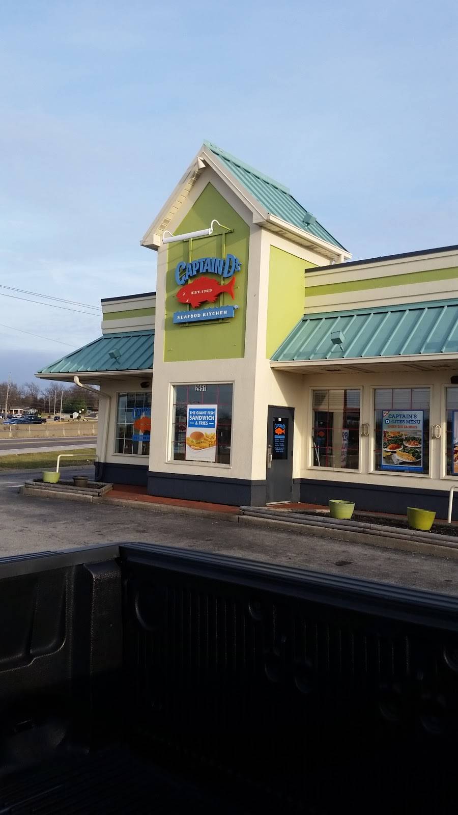 Captain Ds | restaurant | 2951 S Service Rd, St Charles, MO 63303, USA | 6369495830 OR +1 636-949-5830