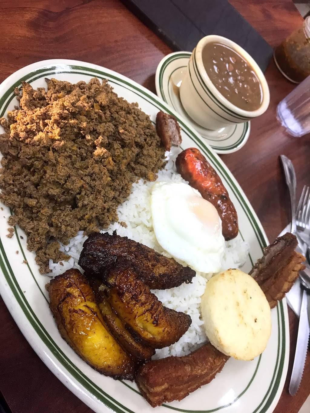 Arepas Y Mucho Mas | restaurant | 14431 Country Walk Dr, Miami, FL 33186, USA | 3052532133 OR +1 305-253-2133