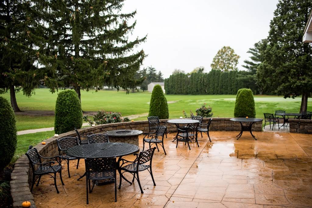 Twin Lakes Golf Course & Restaurant | restaurant | 100 Decker St, Bellevue, OH 44811, USA | 4194832842 OR +1 419-483-2842
