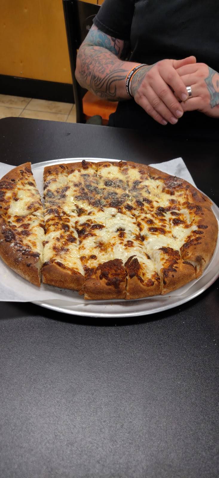 Jonuzis Pizza | restaurant | 1776 Teasley Ln #103, Denton, TX 76205, USA | 9405650000 OR +1 940-565-0000