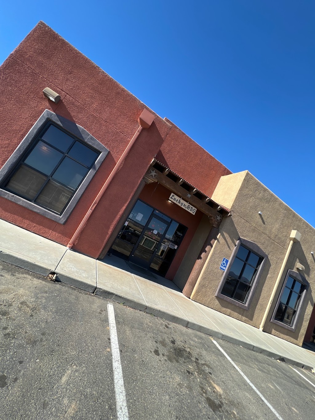 Luckys BBQ & Burgers | meal takeaway | 171 S Hwy 69 # E, Dewey, AZ 86327, USA | 9286320077 OR +1 928-632-0077