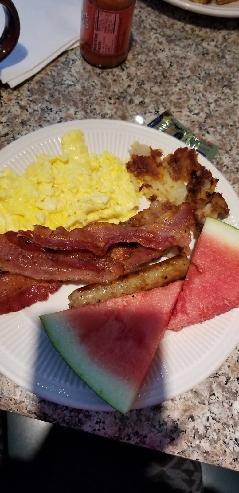 Leons Family Dining | restaurant | 23830 Michigan Ave, Dearborn, MI 48124, USA | 3135633713 OR +1 313-563-3713