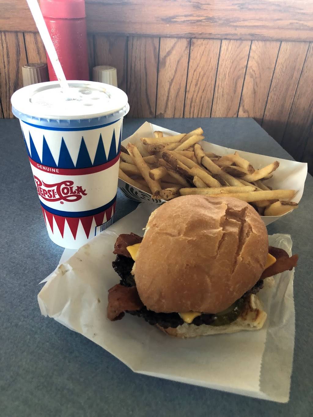 Kewaunee Custard & Grill | restaurant | 707 Main St, Kewaunee, WI 54216, USA | 9203880720 OR +1 920-388-0720