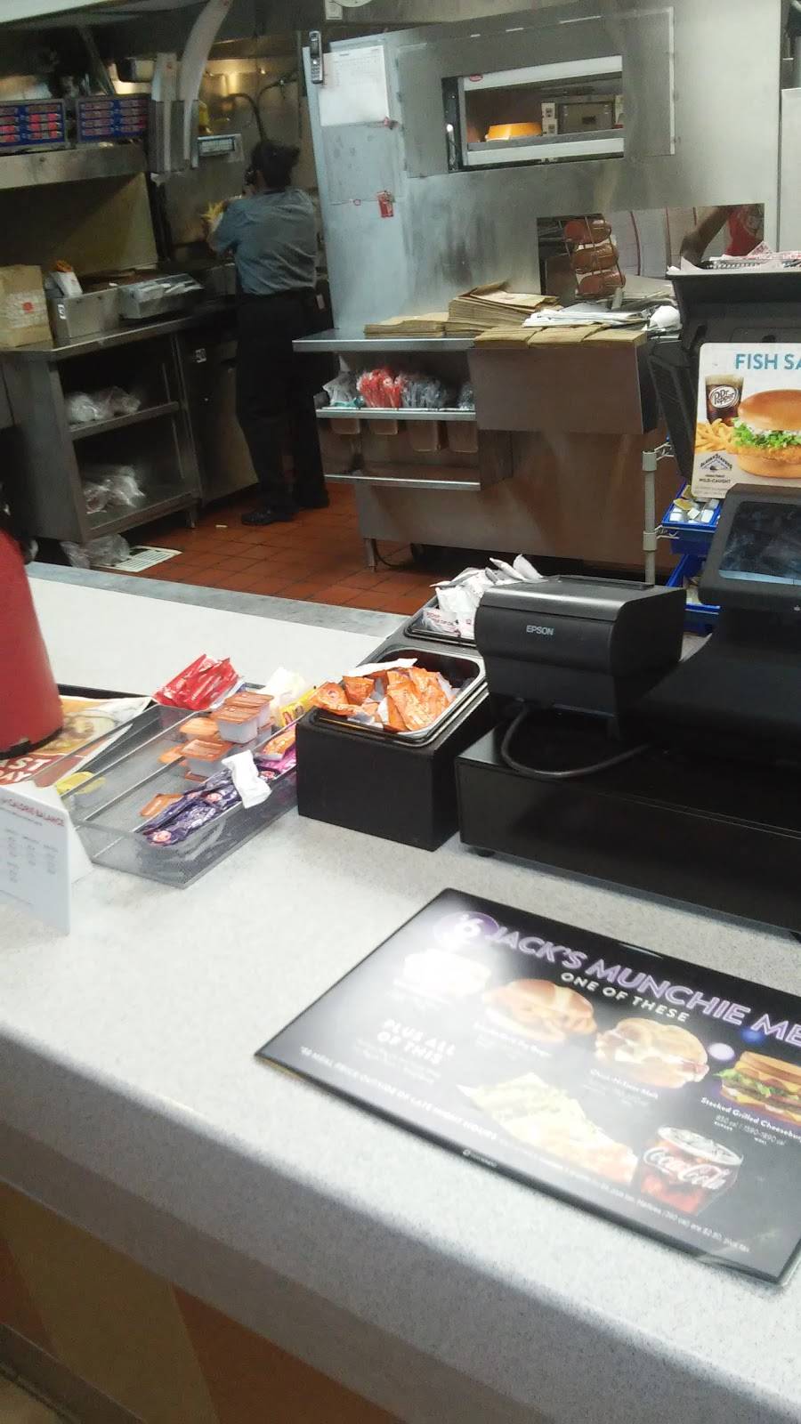 Jack in the Box | restaurant | 14050 N Stemmons Fwy, Farmers Branch, TX 75234, USA | 9722437979 OR +1 972-243-7979