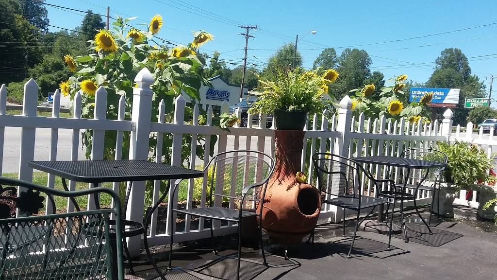 Carolina Burger | restaurant | 606 Blowing Rock Blvd, Lenoir, NC 28645, USA | 8287589707 OR +1 828-758-9707