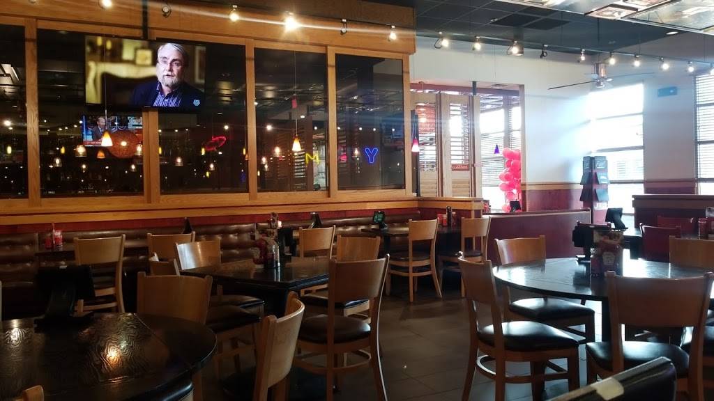 Red Robin Gourmet Burgers and Brews | restaurant | 552 Oakbrook Center, Oak Brook, IL 60523, USA | 6305742044 OR +1 630-574-2044